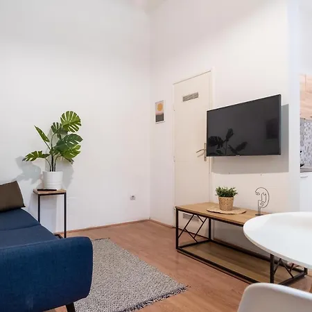 Very Central 1-br Apt With Patio *