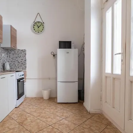 Very Central 1-br Apt With Patio Apartment