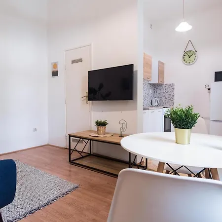 Apartment Very Central 1-br Apt With Patio Budapest