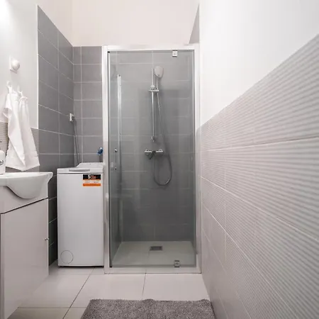Apartment Very Central 1-br Apt With Patio *
