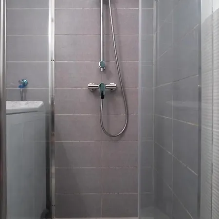 דירה Very Central 1-br Apt With Patio