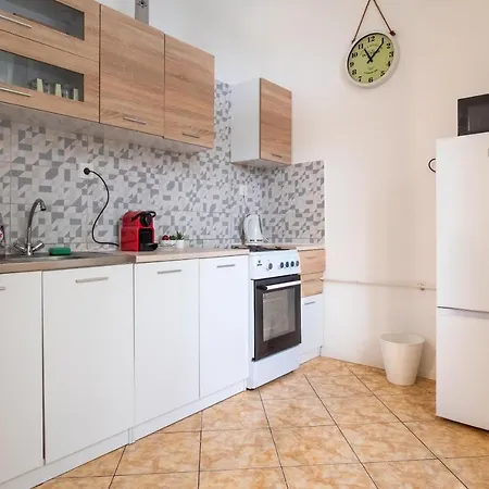 Very Central 1-br Apt With Patio דירה