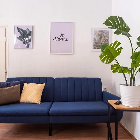 דירה Very Central 1-br Apt With Patio